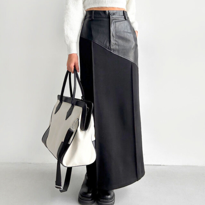 黒のレザー切り替えハイウエストロングスカートを正面から着用したコーデ