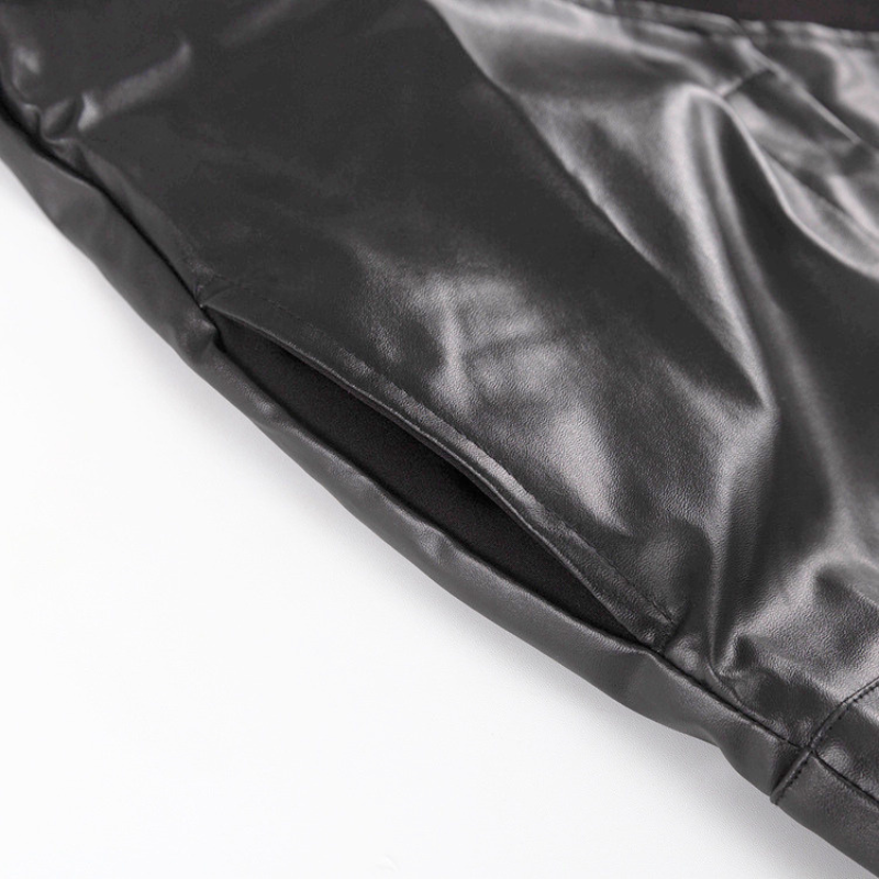 黒のレザー切り替えスカートの素材感とポケット部分のディテール画像