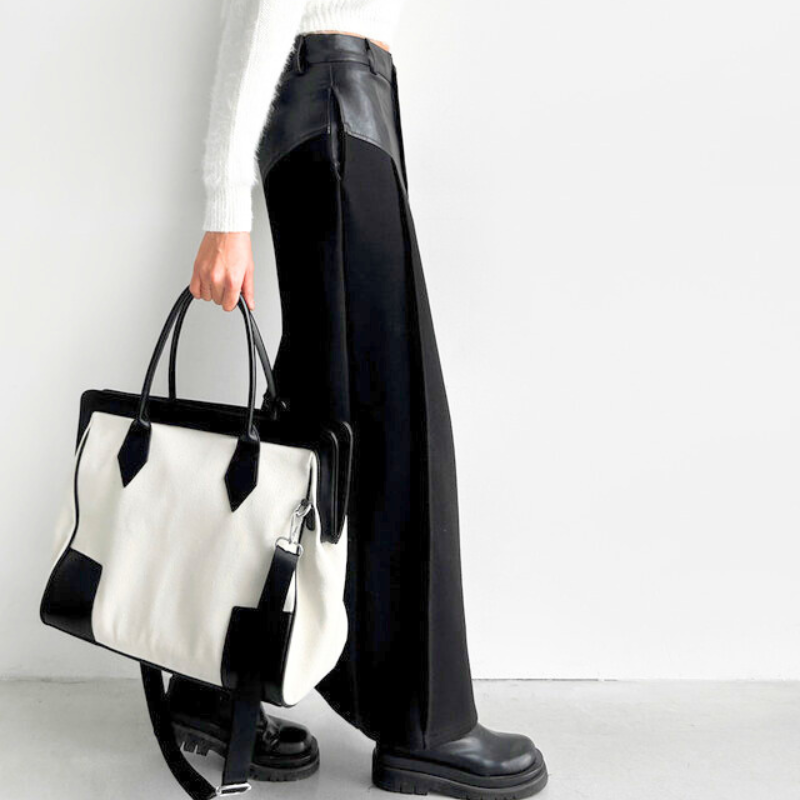 黒のハイウエストロングスカートを横からバッグと合わせた着用画像