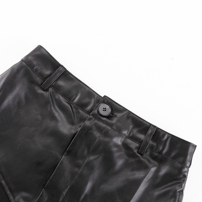 黒のスカートのウエストボタンとベルトループのディテール画像