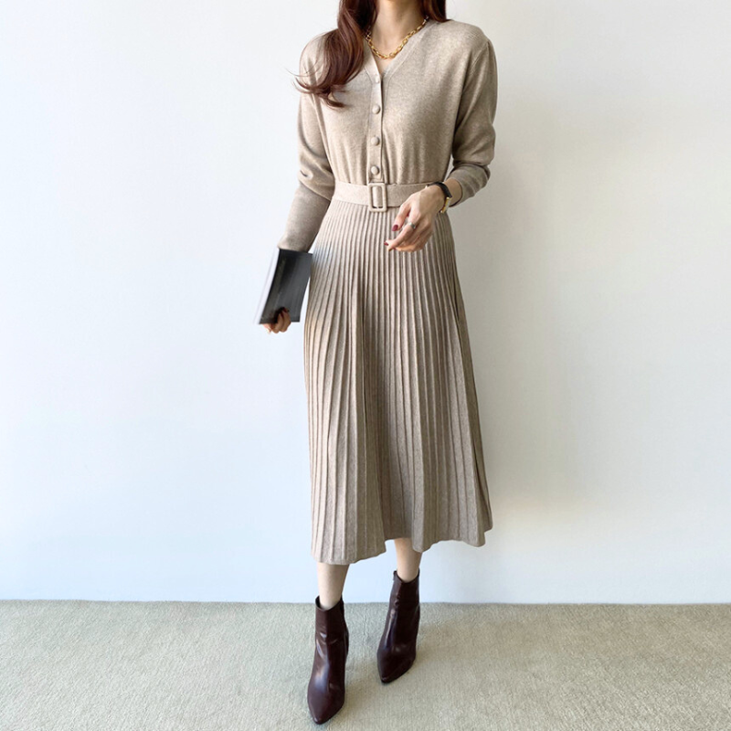 ベージュのニットワンピースとショートブーツの秋冬コーデ｜大人フェミニンな雰囲気