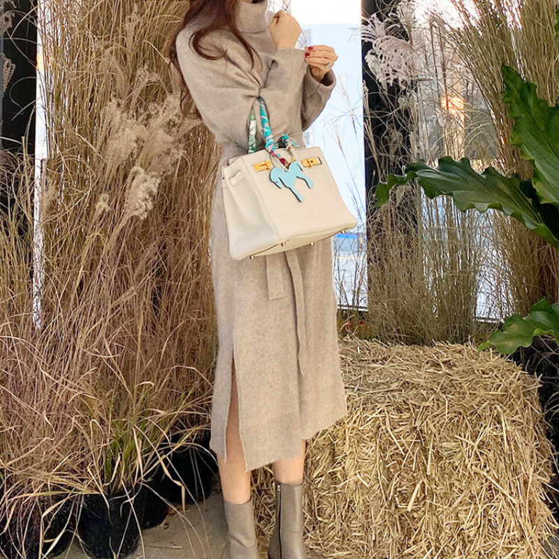 秋冬のカフェデートにぴったりなベージュのタートルネックニットワンピース。上品で男ウケするコーデ。