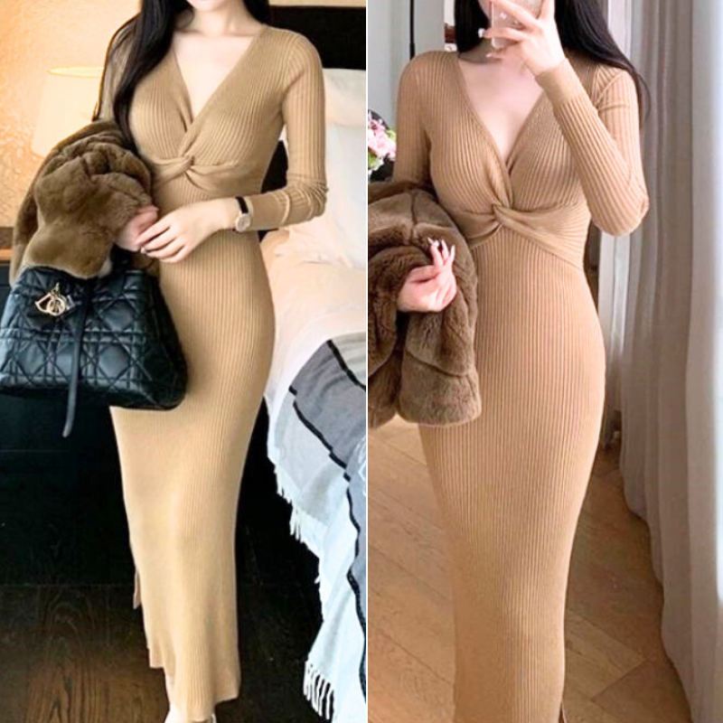 ベージュのツイストニットワンピース。清楚で好印象なデートコーデに。