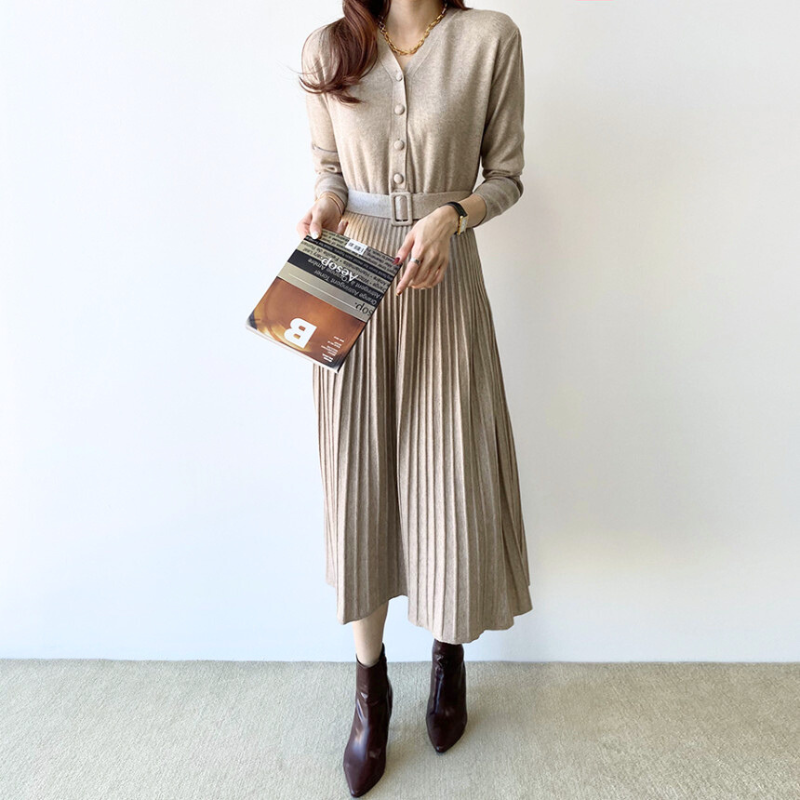 ベージュのVネックニットワンピース｜清楚で優しげな雰囲気の好印象コーデ