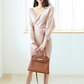ウエストリボンでくびれを強調できるベージュのカシュクールニットワンピース。デート服に最適な細見えライン。