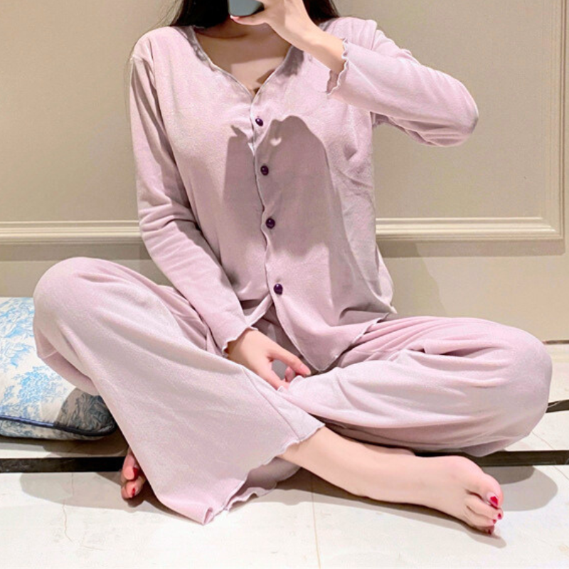 床に座ったポーズで、パープルの光沢感とフリル裾の可愛さを強調