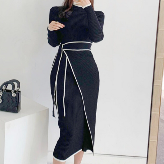 ブラックのバイカラーリブニットラップワンピースを正面から撮影し、モックネックが上品な印象