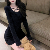 クロスストラップがポイントのブラックニットワンピース 上品で色っぽい冬デート服