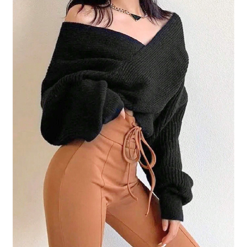 黒のオフショルクロスニットトップスを着た女性のデート向けコーデ。大人の色気と抜け感が魅力の黒ニット。