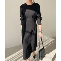 ブラックのカットソーワンピースを正面から着た女性