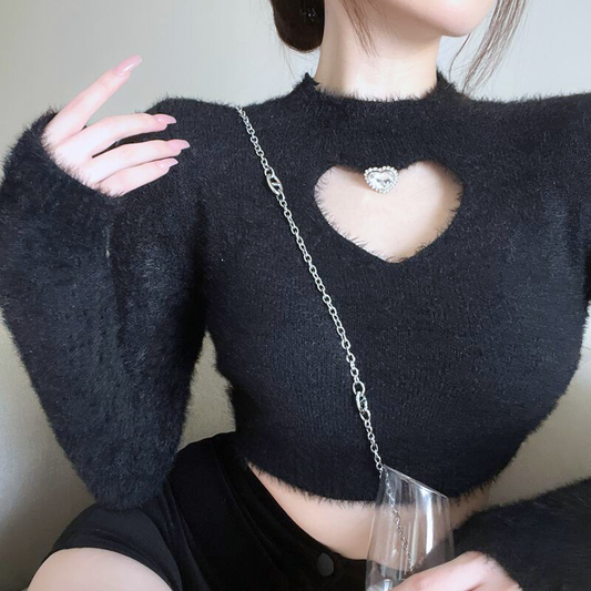ふわもこ素材が魅力の黒ハートカットニット デートにぴったりなモテ服
