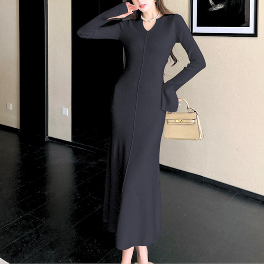 大人の余裕を感じさせるブラックリブニットワンピース｜上品モテ服