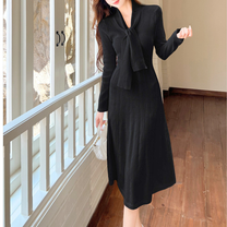 黒のリボンタイワンピースで上品コーデ｜秋冬の夜デートにもおすすめ