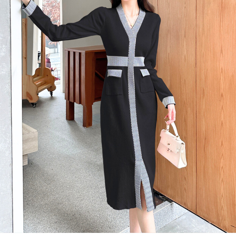 シルバーアクセやバッグと好相性のブラックニットワンピース。