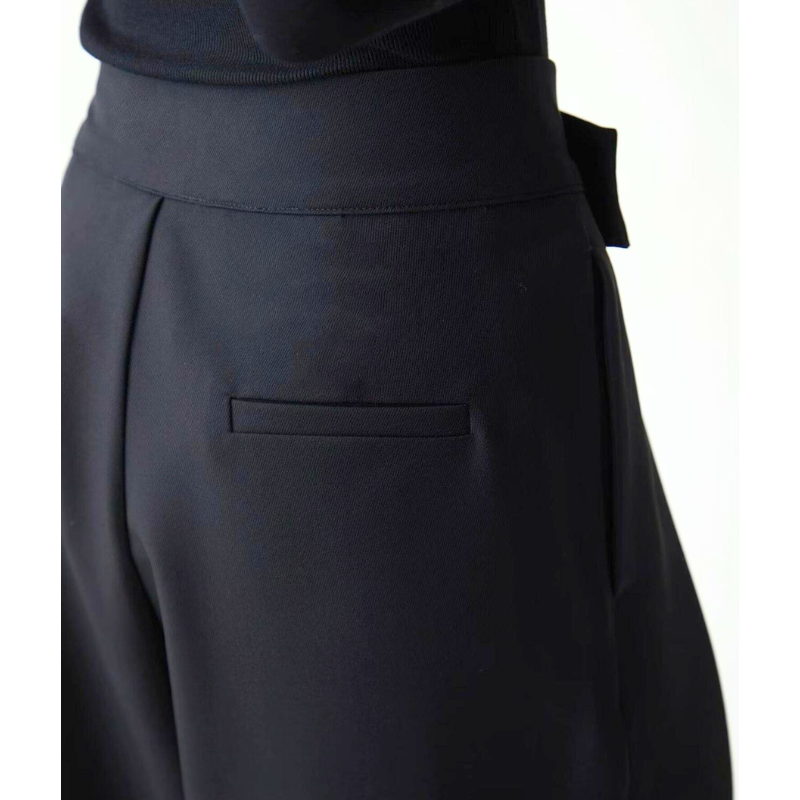 ハイウエスト仕様の黒パンツ後ろ姿アップ。シンプルでどんなトップスにも合わせやすい細見えワイド。