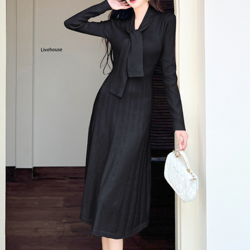 ブラックのリブニットワンピースを着た女性｜清楚で美シルエットな彼ウケスタイル