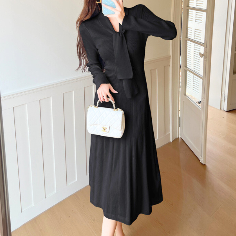 ブラックのリボンタイニットワンピースを着た女性｜落ち着いた色気を感じる大人のデート服