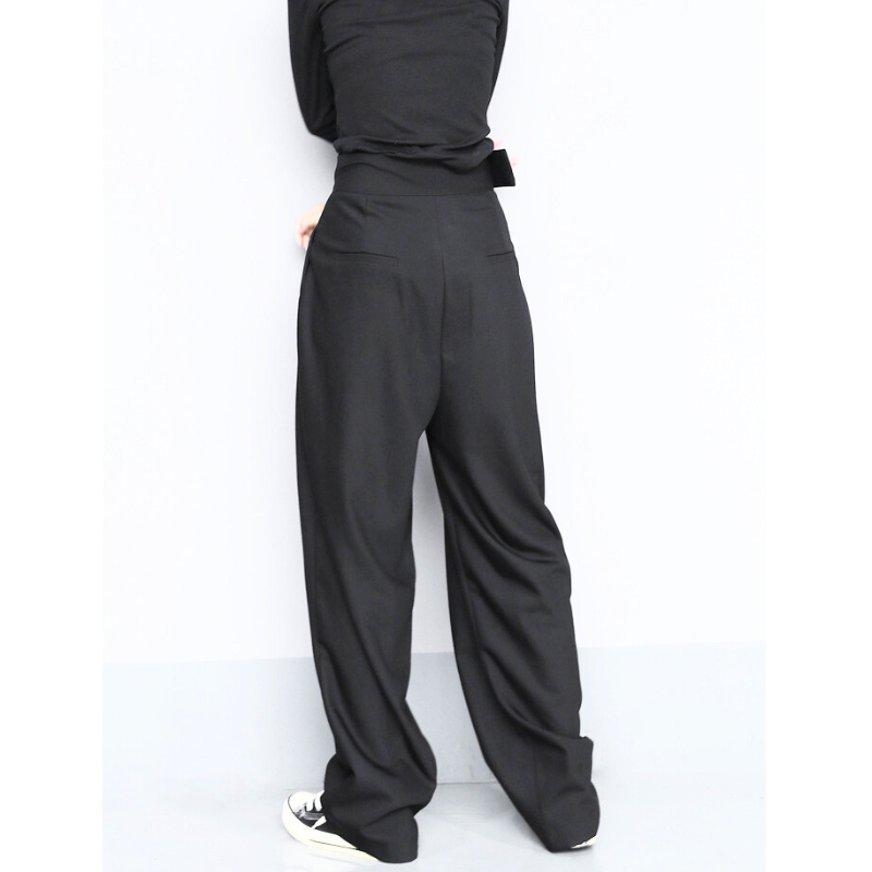 黒ワイドパンツのバックスタイル。ヒップラインを拾いすぎず上品な印象の春秋ボトム。