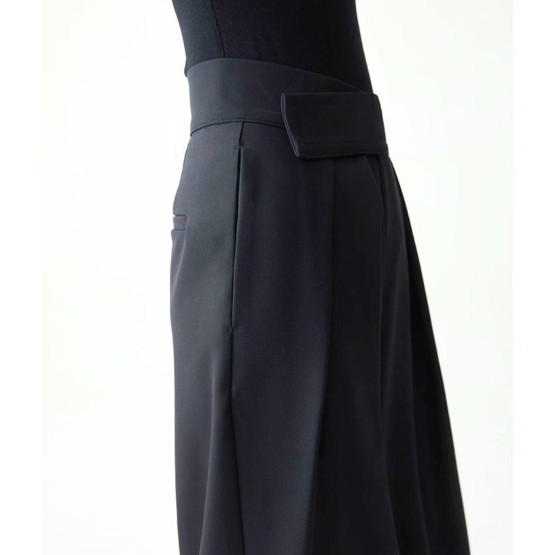 マジックテープ仕様ウエストと落ち感ワイドが魅力の黒パンツ。春秋のきれいめデート服にも使えるデザイン。