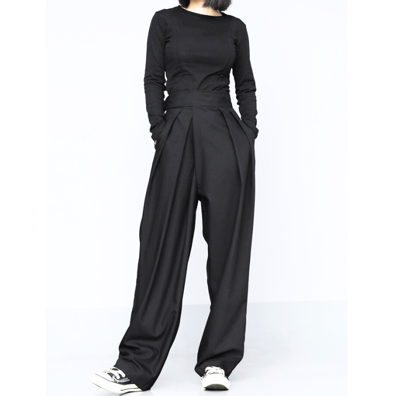 コンパクトなトップスと合わせた黒ワイドパンツのスタイリング。脚長見えが叶うモードな一枚。