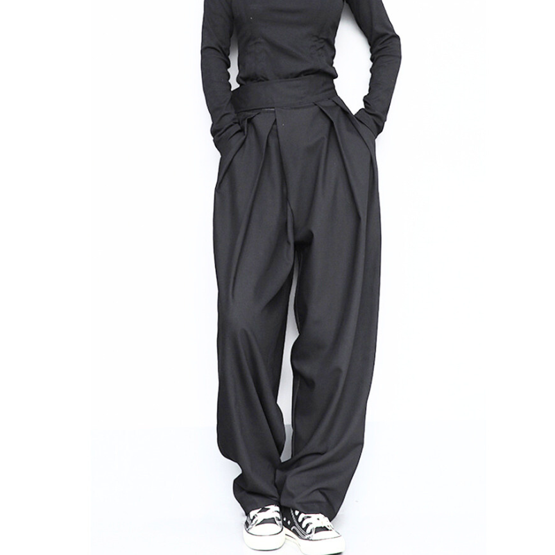 黒パンツのポケットディテール。軽量素材で動きやすい春秋向けワイドデザイン。