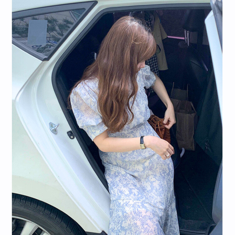 ブルートワル柄ロングワンピースの車の乗り降りシーン（動きやすさイメージ）