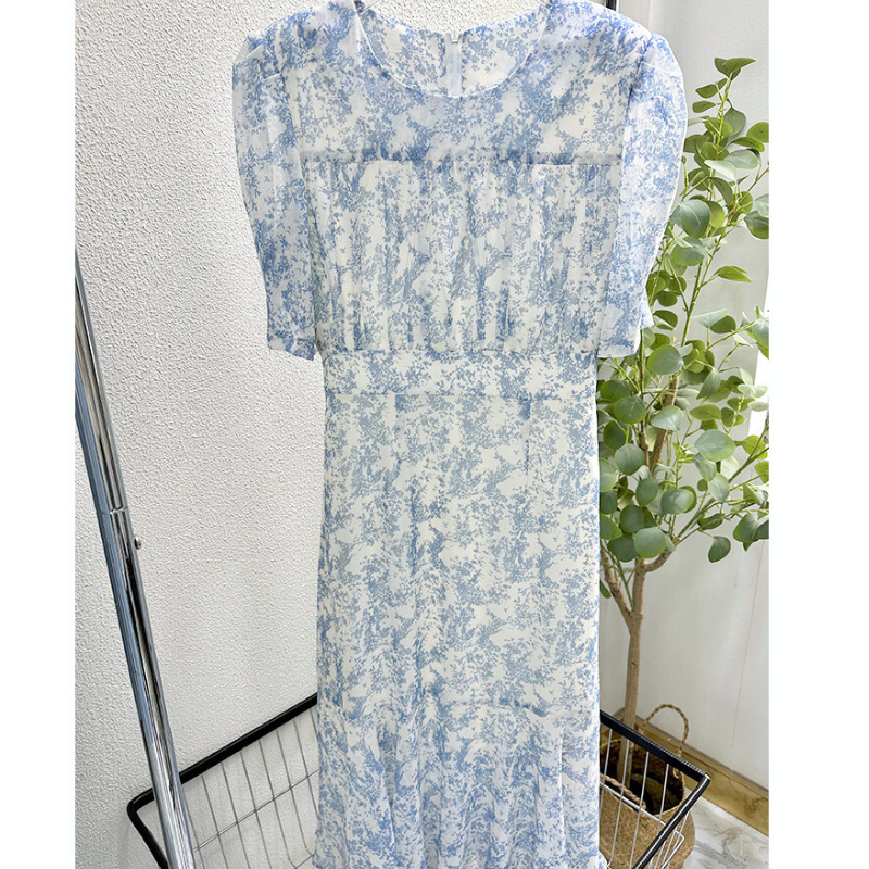 ブルートワル柄ロングワンピースの前面（ハンガー掛け・全体シルエット）