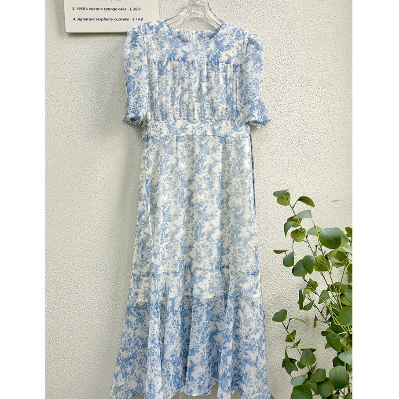 ブルートワル柄ロングワンピースの全体像（ハンガー掛け・丈感が分かる写真）