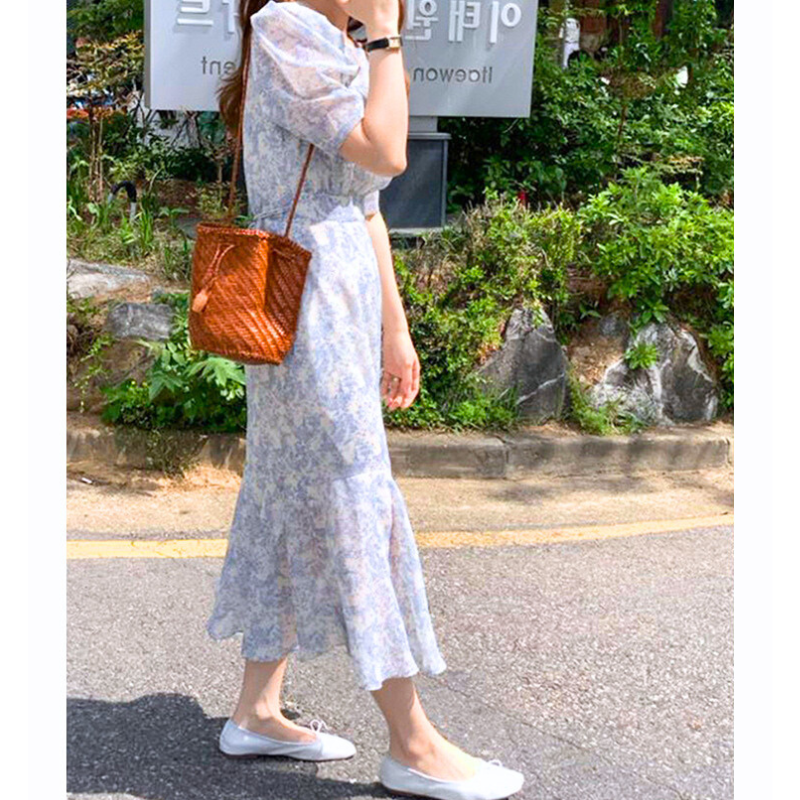 ブルートワル柄ロングワンピースのサイドシルエット（歩くシーン）