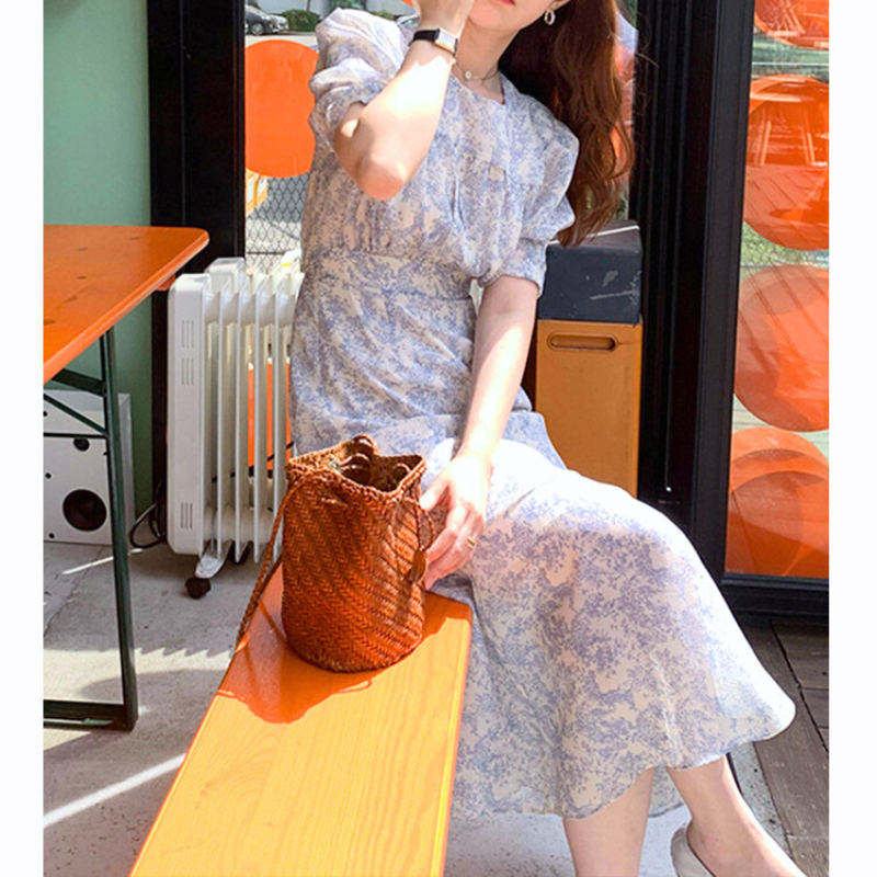 ブルートワル柄ロングワンピースの座り姿（ベンチで自然光コーデ）