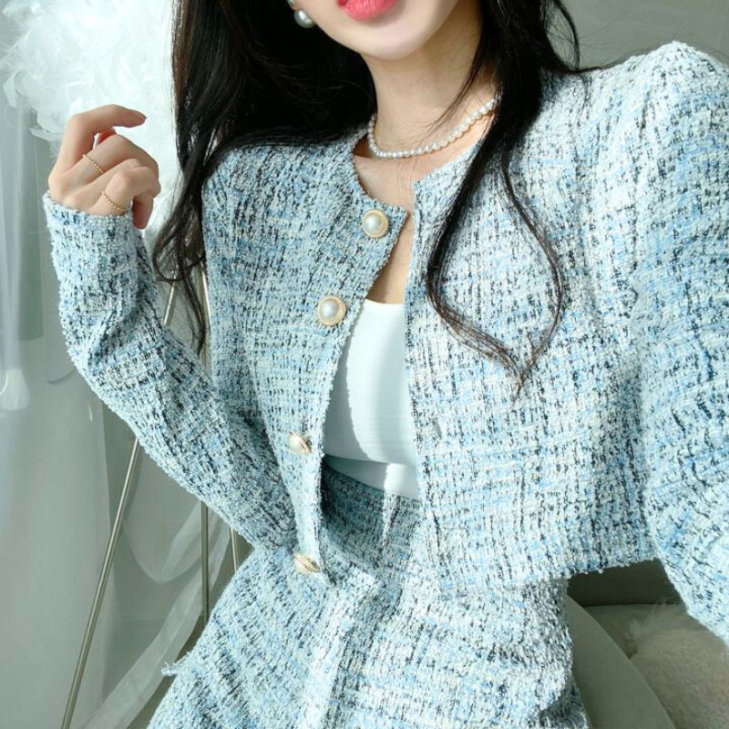 ブルーのパールボタンツイードセットアップを着た女性｜秋冬に映える彼ウケ服