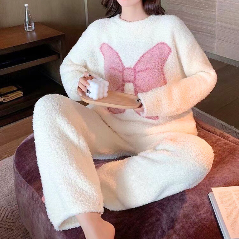 大きなピンクリボンが映えるふわもこルームウェアのトップス｜彼女に着てほしい部屋着