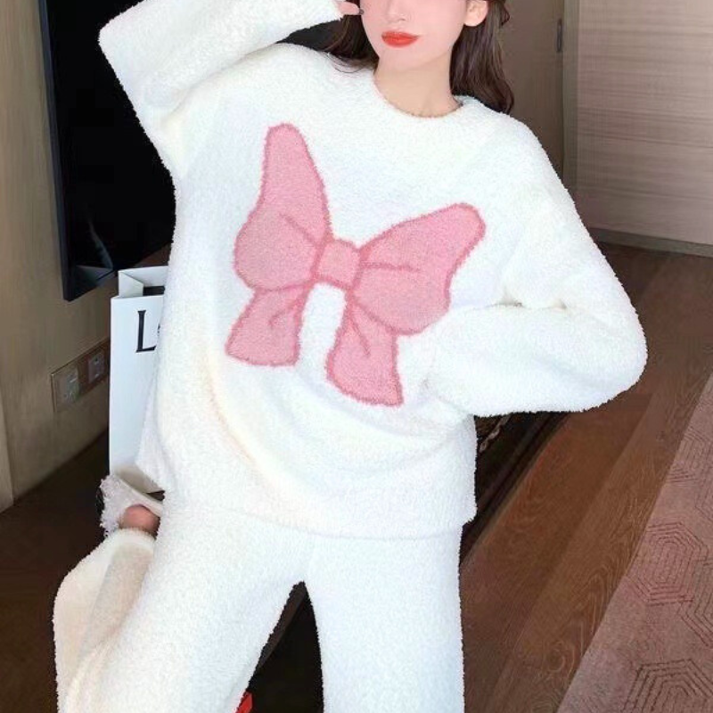 ホテルでくつろぐ女性のもこもこルームウェア（リボン柄）｜お泊まりデート向け部屋着