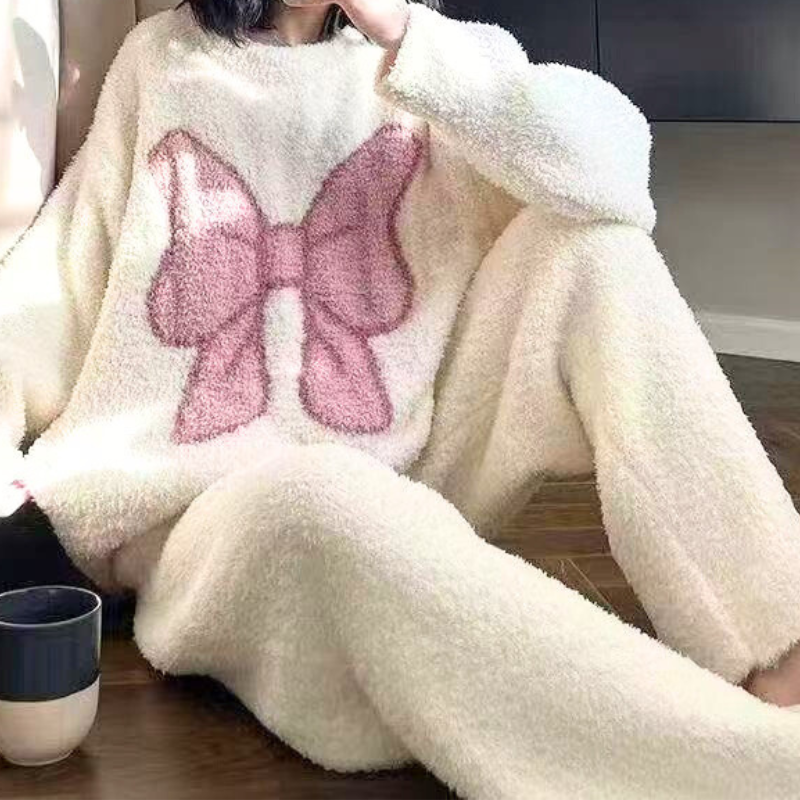 ピンクリボンデザインが特徴のふわふわ秋冬ルームウェアセット｜男ウケの愛され部屋着