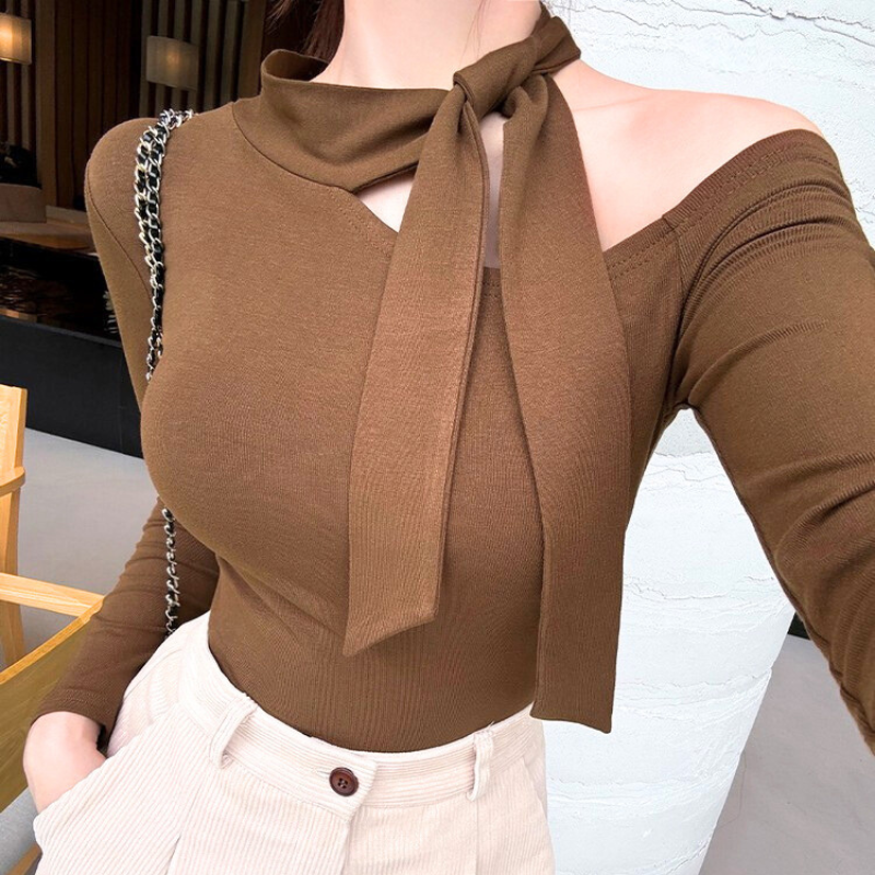 春秋のデートにぴったりなブラウンのワンショルリボントップス。上品で男ウケするカットソー。