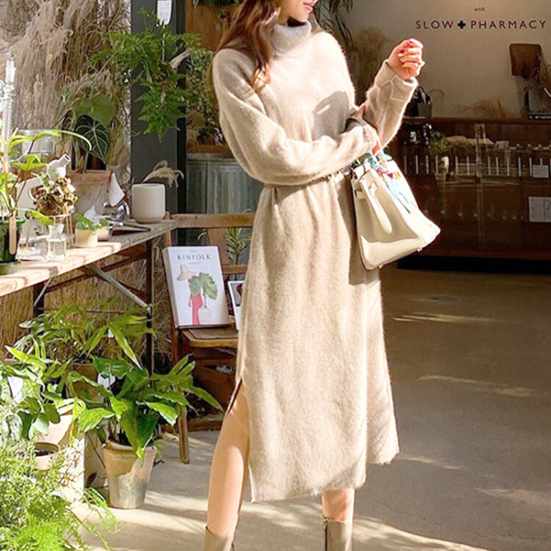 カフェの自然光に映えるタートルネックニットワンピ。30代女性に人気の清楚コーデ。