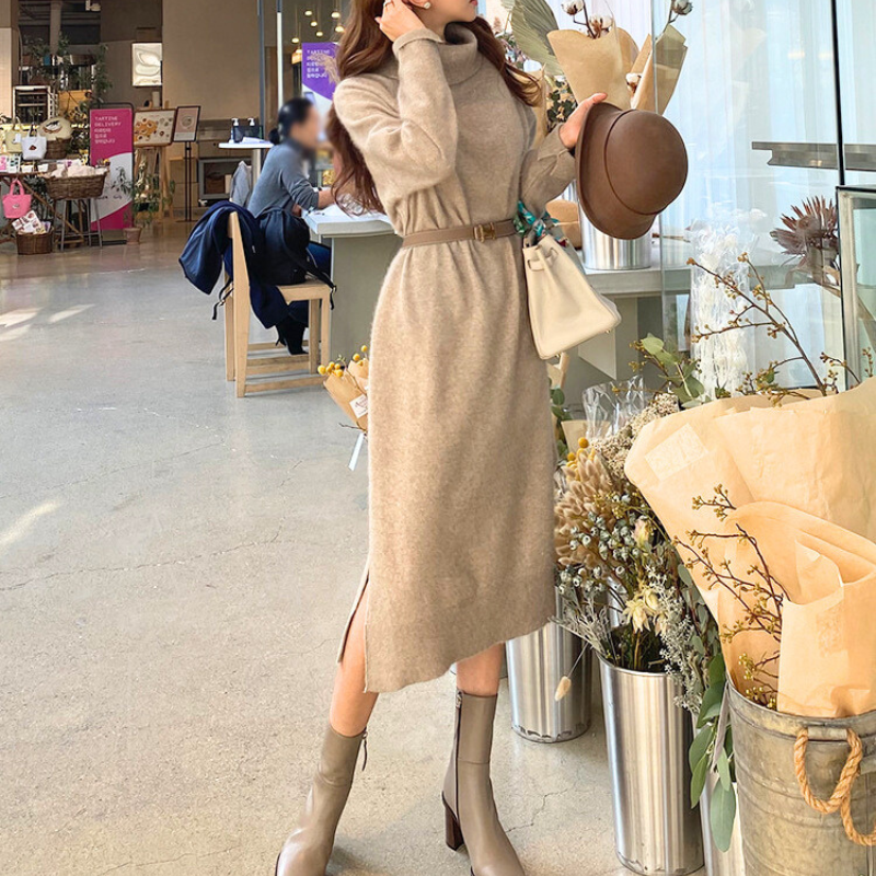 カフェで映える上品なニットワンピース。清楚さと色気を両立した男ウケコーデ。