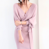 カシュクール深Vデザインのスリット入りニットワンピース。美デコルテと細見えシルエットが映える春秋冬ワンピ。