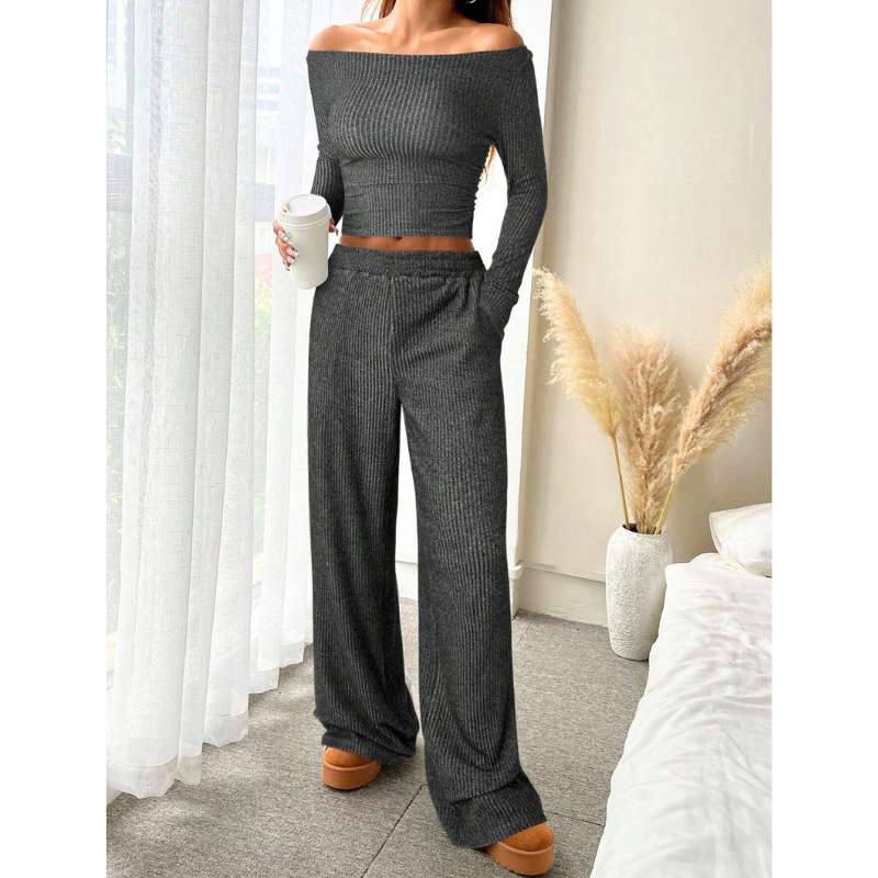 チャコールカラーのリブニットオフショルルームウェアで大人の抜け感を演出。