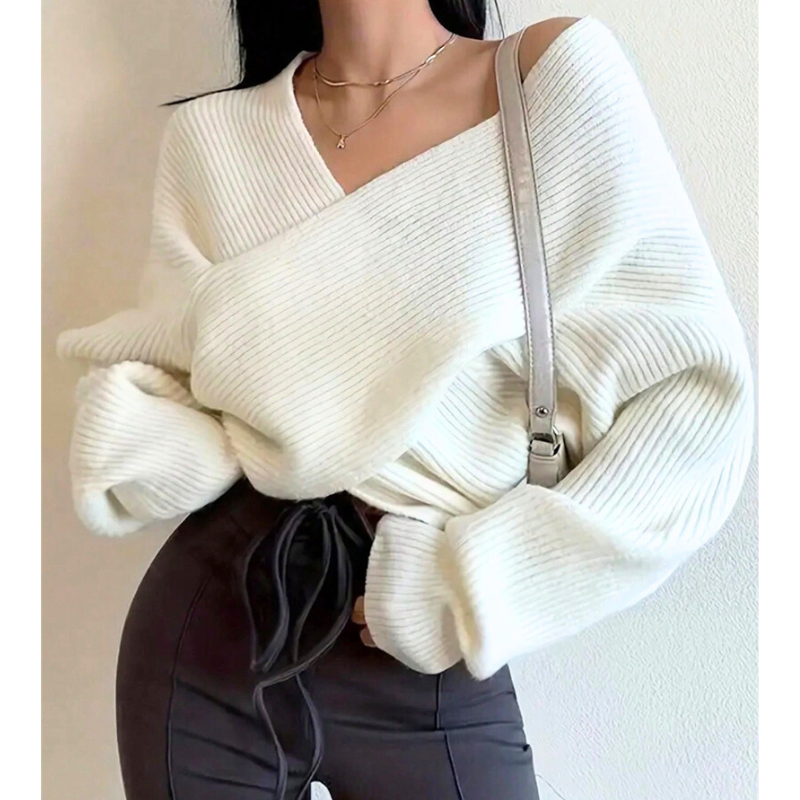 白のクロスニットトップスを着た女性の上半身アップ。ゆるシルエットが大人の抜け感を演出し、彼氏ウケファッションとしても好印象。