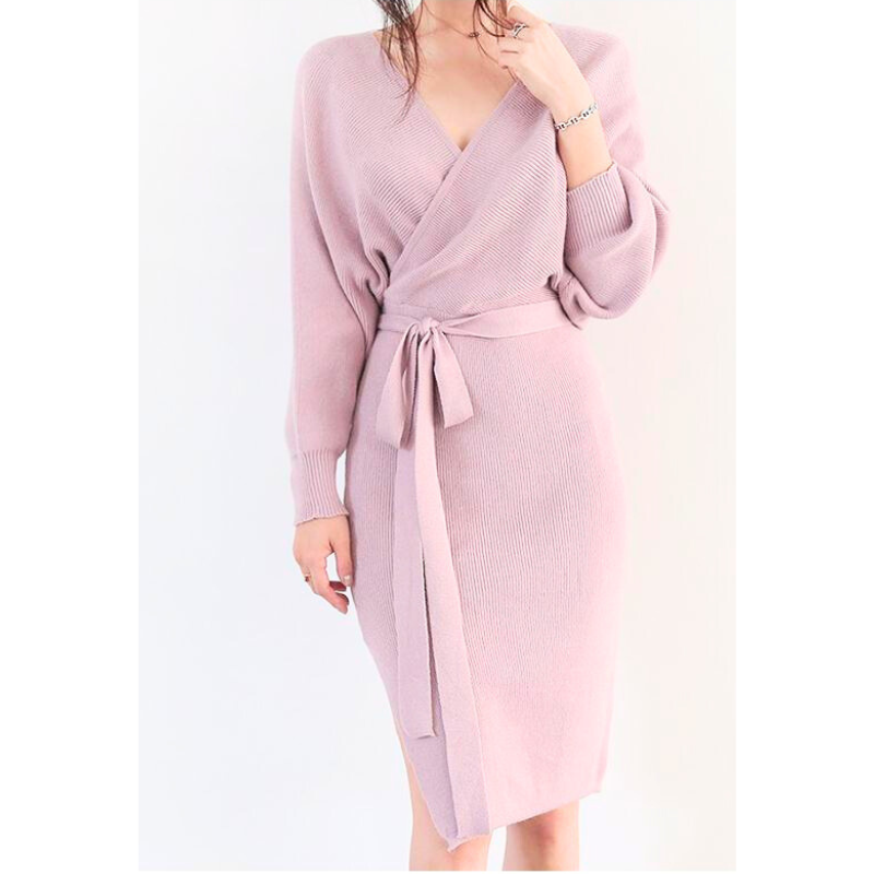 可憐なピンクカラーのスリット入りニットワンピース。デートにもおすすめの上品シルエット。