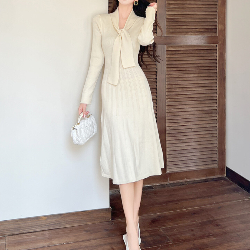 上品なホワイトのリブニットワンピースを着た女性｜お出かけやデートにおすすめ