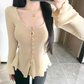 30代女性に人気のフレアスリーブリブカーディガントップス ベージュ 着用コーデ 春秋のデート服