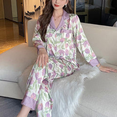 春秋向け フラワープリント アイスシルク長袖ルームウェアを着た女性 座りポーズ