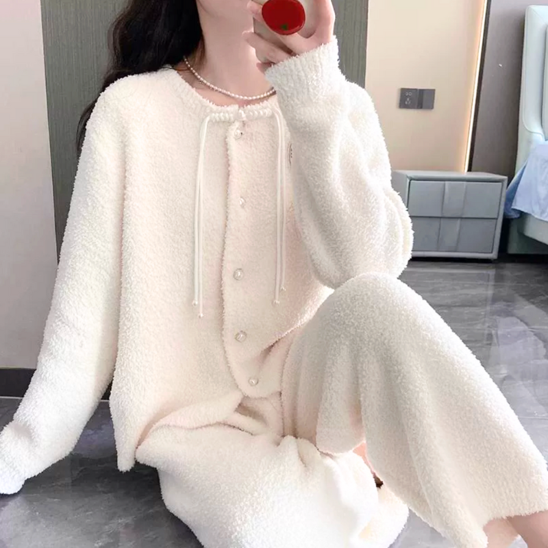 ふわもこトップスの胸元アップ。パールボタンとリボンが女性らしく、彼女に着てほしい部屋着として人気のデザイン。