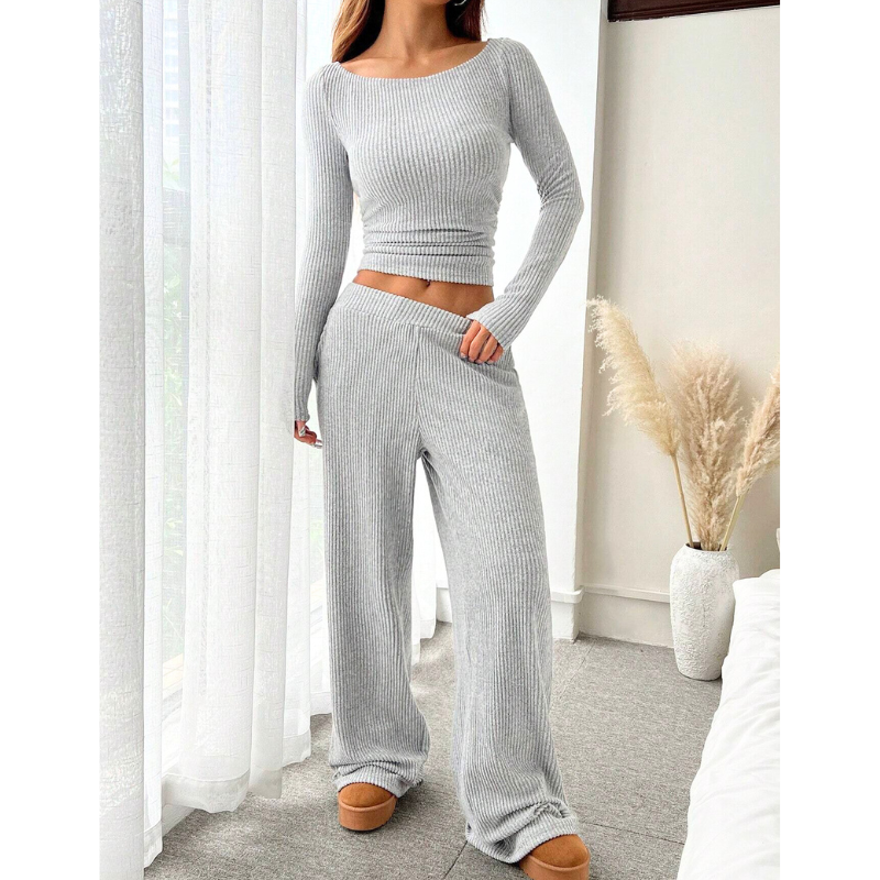 グレーのリブニットオフショルルームウェアで細見え。大人の女性に似合う彼氏ウケ部屋着。