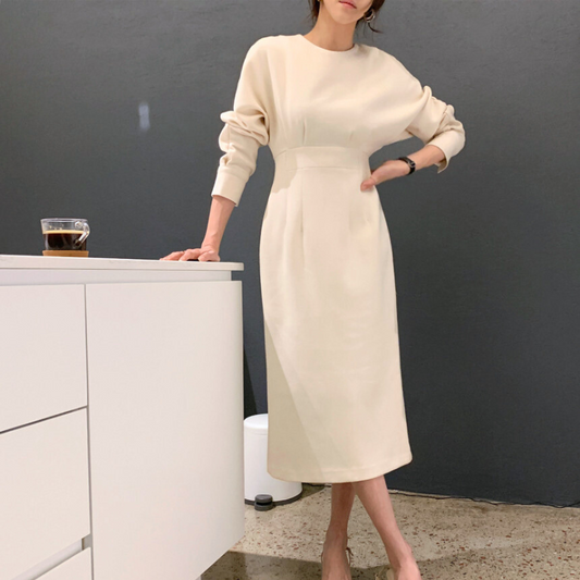 アイボリーの長袖カットソーワンピースを着た女性の正面ショット