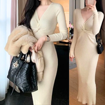 アイボリーのツイストニットワンピース。上品で女性らしい春デートコーデ。