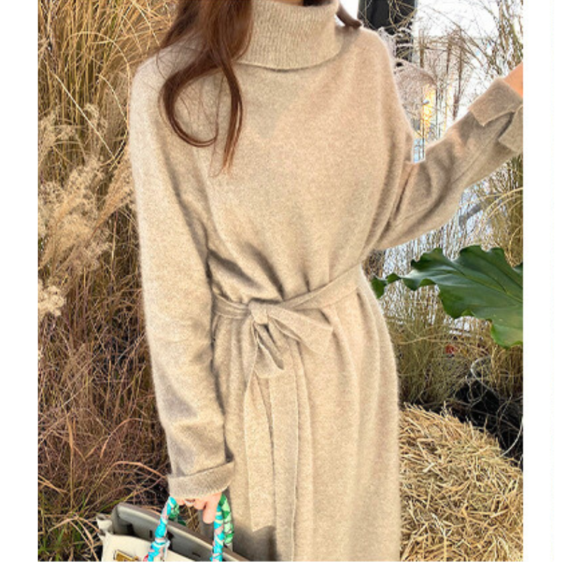 柔らかい素材感が魅力のベージュニットワンピース。ウエストリボンで自然に細見えする大人可愛いデザイン。