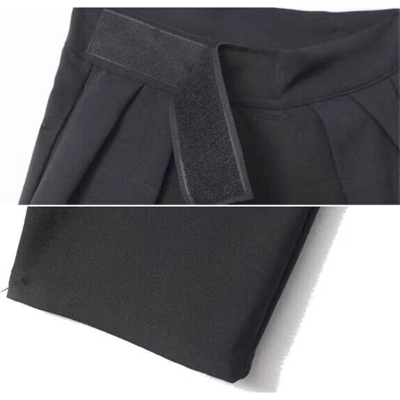 ハイウエストパンツのマジックテープ仕様ディテール。ウエスト調整ができる便利なデザイン。